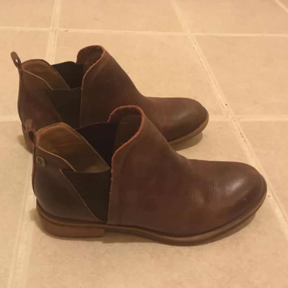 LIKE NEW Sofft Bergamo Booties